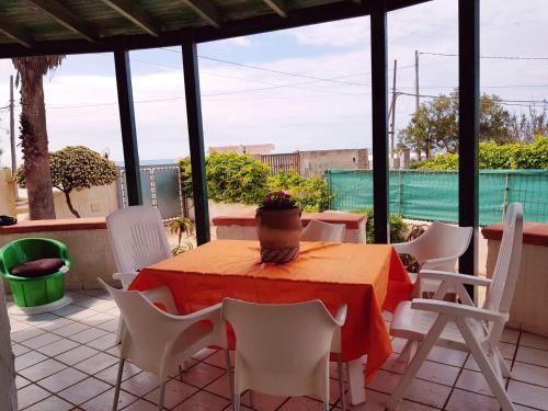 un tavolo e sedie su un patio con vista di 3 bedrooms house with furnished terrace at Mazara del Vallo 4 km away from the beach a Mazara del Vallo