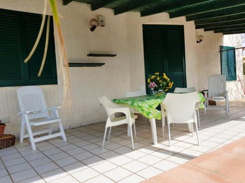 Una mesa y sillas en un patio. en Spacious House in Mazara del Vallo, en Mazara del Vallo