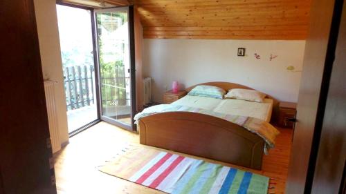 Galeriebild der Unterkunft 4 bedrooms chalet with lake view jacuzzi and furnished garden at Sibiel in Sibiel