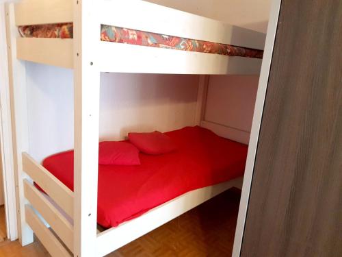 - une chambre avec 2 lits superposés et des draps rouges dans l'établissement Studio cosy à Vars - 22 m² avec vue sur la montagne, à Vars