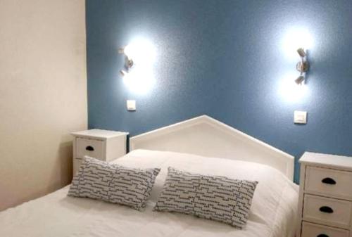 - une chambre avec un lit et deux lumières sur le mur dans l'établissement Appartement charmant près de la plage et une piscine (32 m²), à Six-Fours-les-Plages