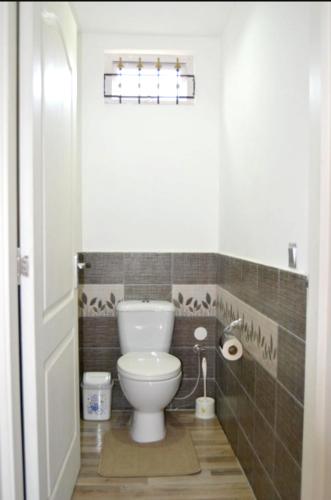 une salle de bain avec des toilettes blanches dans une chambre dans l'établissement Appartement charmant près de la plage et une piscine (32 m²), à Six-Fours-les-Plages