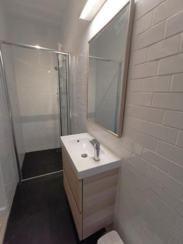 Un baño de Double Bed Hotel