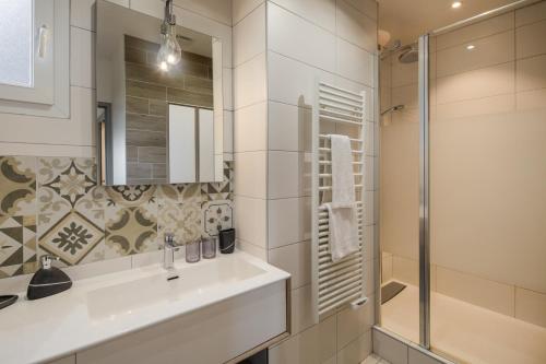 a bathroom with a sink and a shower at Le Zénith - avec vue mer in Saint Malo