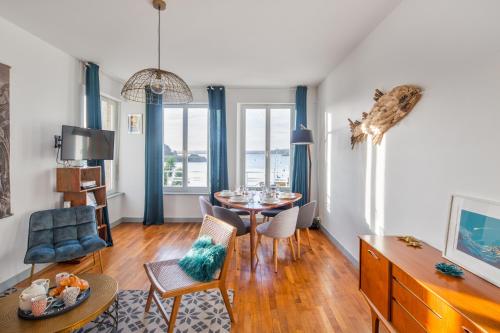 un salon avec une table et des chaises dans l'établissement Le Zénith - avec vue mer, à Saint-Malo