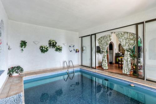 - une piscine dans une maison avec piscine dans l'établissement Studio en bord de mer à Menton avec piscine privée 80 m², à Menton