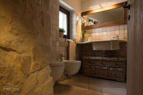 bagno con servizi igienici e lavandino di 2 bedrooms villa with private pool enclosed garden and wifi at Citta Metropolitana di Bari ad Alberobello