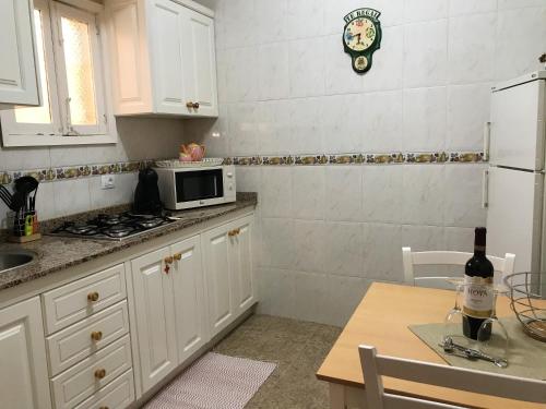Kitchen o kitchenette sa 2 bedrooms house with enclosed garden and wifi at Teror