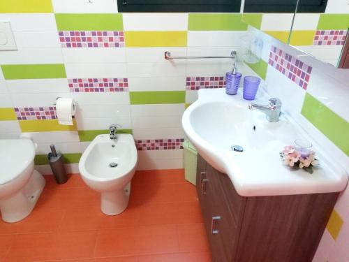 un bagno con lavandino e WC di Charming House in Melissano a Melissano