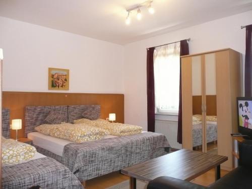 1 Schlafzimmer mit 2 Betten und einem Tisch in der Unterkunft City Hotel in Ludwigsburg