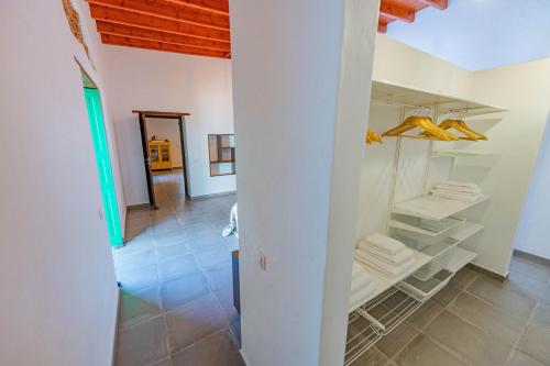a room with a closet with white shelves at Casa Rural La Jicara in Tiscamanita