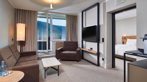 Una televisión o centro de entretenimiento en OREA Resort Horal Špindlerův Mlýn