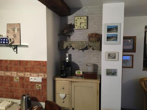 eine Küche mit einer Theke und einer Ziegelwand in der Unterkunft Apartmán Vrchlice in Kutná Hora