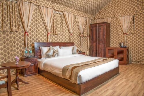 Tempat tidur dalam kamar di Echor - The Koti Village Resort Kufri