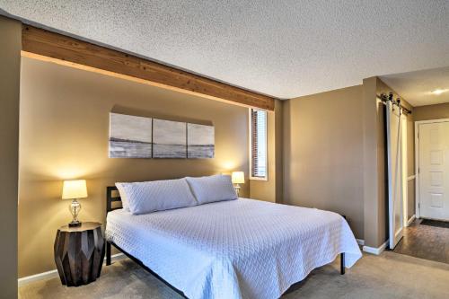 Säng eller sängar i ett rum på Cozy Bellaire Condo with Balcony - 3 Mi to Skiing!