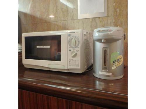a microwave sitting on a counter next to a blender at Hotel Suntargas Otsuka - Vacation STAY 08520v in Tokyo