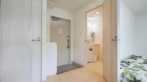 einen Flur mit einer Tür, die zu einem Schlafzimmer führt in der Unterkunft Marvelous Higashioi - Vacation STAY 13012v in Tokio