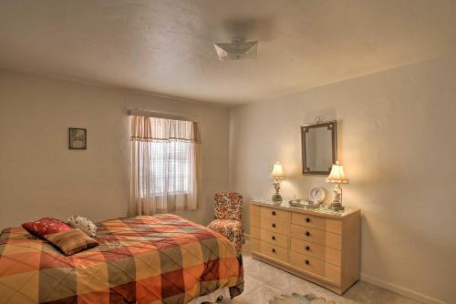 Giường trong phòng chung tại Less Than 3 Mi to Dtwn Phoenix Home with Yard