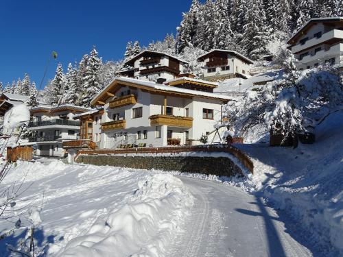 eine Skihütte im Schnee auf einem Berg in der Unterkunft Haus Anita in Fendels