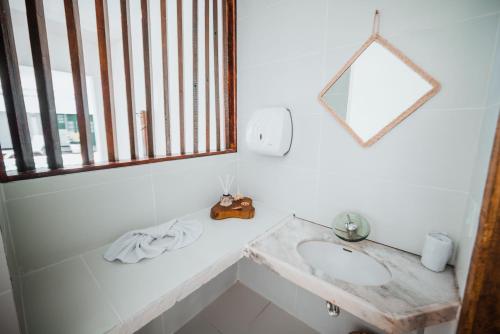 Pousada Santorini في بورتو دي غالينهاس: حمام مغسلتين ومرآة