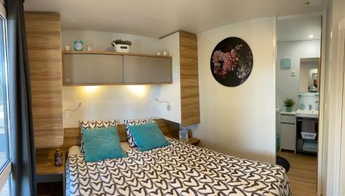 sypialnia z łóżkiem z 2 niebieskimi poduszkami w obiekcie Mobile Home DIVINA Camp Porton Nature Hideouts w Rovinj