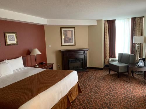 Habitación de hotel con cama y escritorio en Ramada by Wyndham Niagara Falls/Fallsview, en Niagara Falls