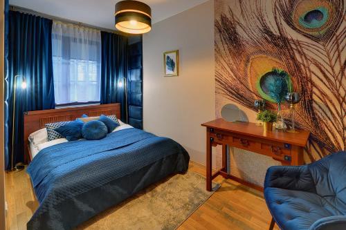 1 dormitorio con cama, mesa y sofá en Apartamenty Sun Seasons 24 - Rezydencja Pod Świerkami Centrum, en Karpacz