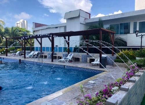 une piscine en face d'un bâtiment dans l'établissement Penthouse 360 Cartagena, à Carthagène des Indes