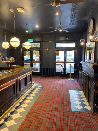 ein Restaurant mit einer Bar und einem roten Teppich in der Unterkunft Royal Hotel Oberon in Oberon