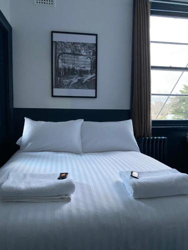 um quarto com uma cama com duas toalhas em Royal Hotel Oberon em Oberon
