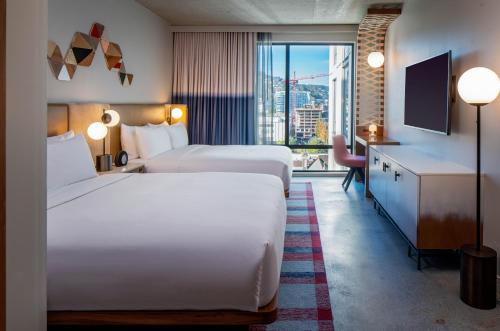 um quarto de hotel com duas camas e uma secretária em Hyatt Centric Downtown Portland em Portland