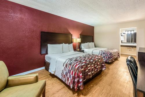 Cama ou camas em um quarto em Red Roof Inn & Suites Wapakoneta