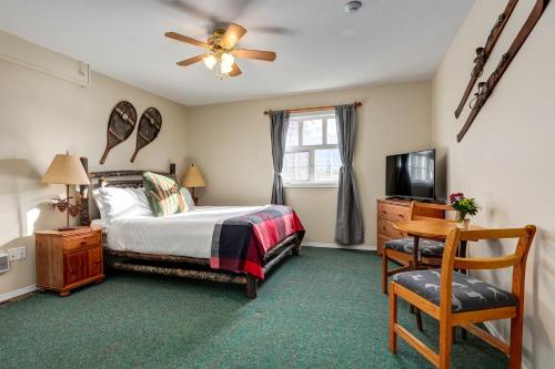 Postel nebo postele na pokoji v ubytování Courthouse Inn Revelstoke