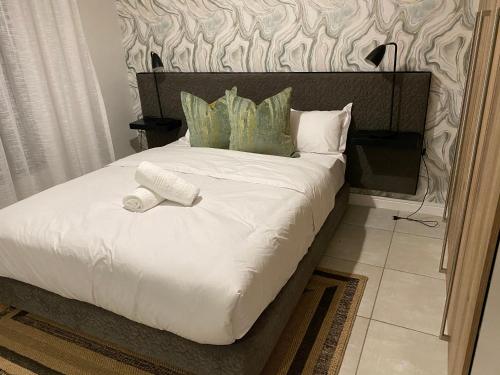 Katil atau katil-katil dalam bilik di 3 bedroom apartment, The Blyde, River Walk Estate, Crystal Lagoon, Unit 438, Blog 39, Tugela Street, Pretoria East