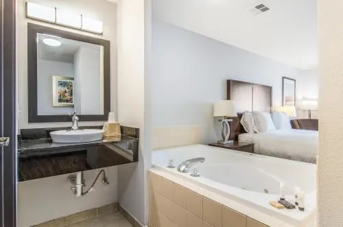 Red Lion Inn & Suites Des Moines in Kent