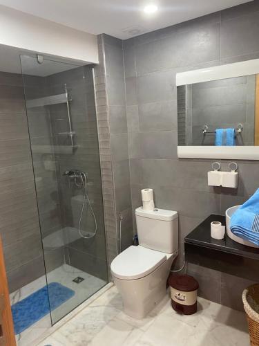 La salle de bains est pourvue de toilettes et d'une douche en verre. dans l'établissement Holiday signature, à Marrakech