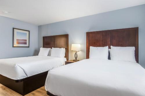 Ένα ή περισσότερα κρεβάτια σε δωμάτιο στο Red Lion Inn & Suites Des Moines