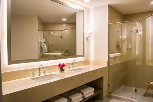baño con 2 lavabos y espejo grande en Azul Talavera Country Club en Torreón