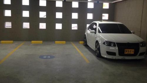 a white van parked in a parking garage at Velas Al Mar - Apartamento Rodadero Gaira in Gaira