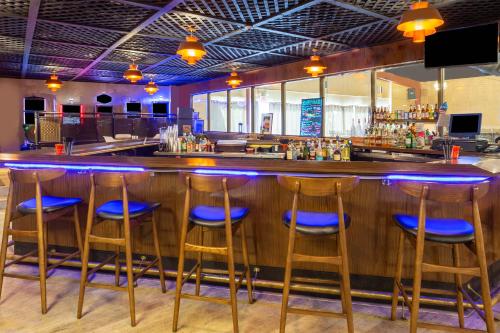 El salón o zona de bar de Starved Rock Motor Inn Travelodge by Wyndham