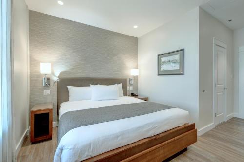 Postel nebo postele na pokoji v ubytování Strathcona Hotel