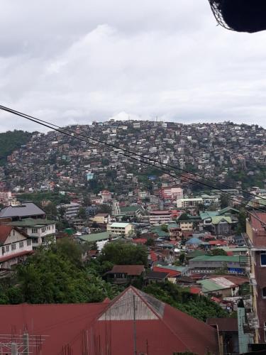 miasto na szczycie wzgórza z domami w obiekcie CVBNB BAGUIO GUESTHOUSE w mieście Baguio