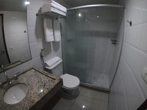 een badkamer met een wastafel, een toilet en een douche bij Imperial Flat in João Pessoa