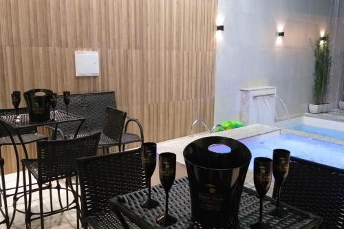 um pátio com uma mesa e cadeiras e uma piscina em RESIDENCIA CIDADE VERDE 7 em Maringá
