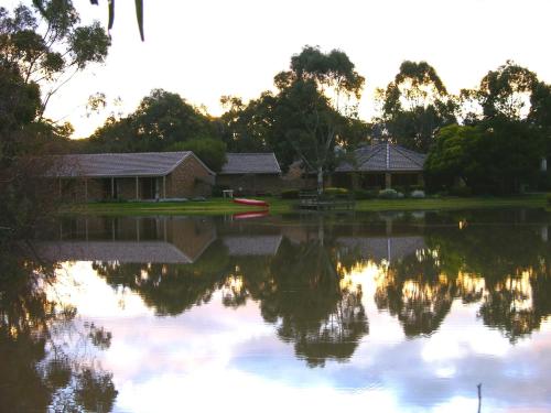 a view of a lake with houses and trees at Magdala Motor Lodge & Lakeside Restaurant in Stawell