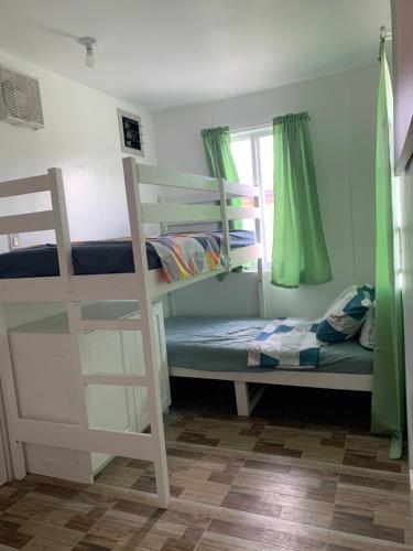 Poschodová posteľ alebo postele v izbe v ubytovaní JDP Residences