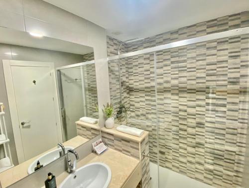 Phòng tắm tại Apartamentos Turísticos Castillo del Vigia