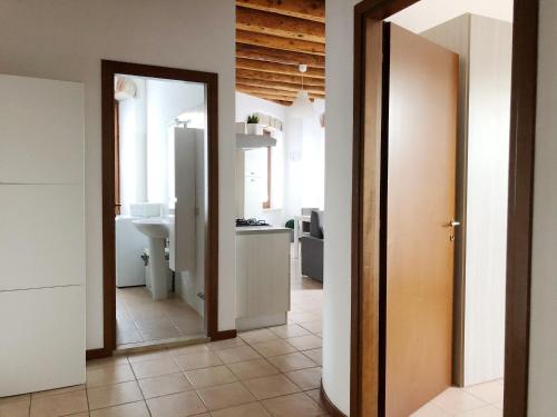 pasillo con cocina y baño con espejo en ROSE E TULIPANI 2 - VICINO OSPEDALE NEGRAR, en Negrar