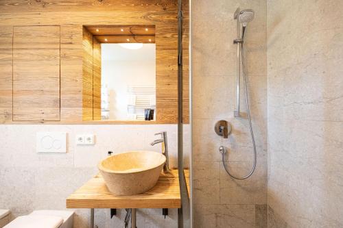 Un baño con lavabo y ducha. en Ferienhaus „Adlerhorst“ eignet sich ideal für die ganze Familie, en Garmisch-Partenkirchen