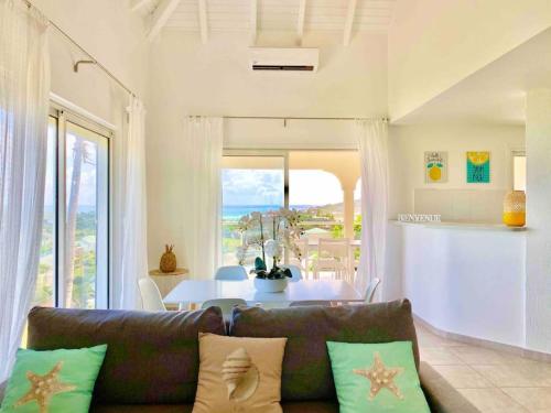 Χώρος καθιστικού στο V5 Between sky and sea, Caribbean magical view